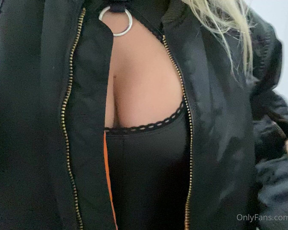 Daniela Blume aka Danielablume OnlyFans - De camino a la radio Onmw to the radio now Y’all know I’m a radio host right 1