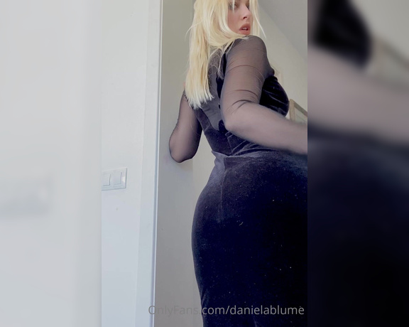 Daniela Blume aka Danielablume OnlyFans - Me encanta este vestido de viuda negra mal follada Me vuelven loca las rajas delante tb I love t 5