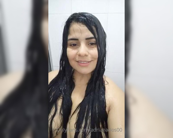 Adriana Rios aka Adrianarios00 OnlyFans - Me encanta tocarme mientras tomo un rico bao