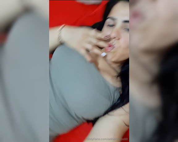 Adriana Rios aka Adrianarios00 OnlyFans - Domingo rico, y amanec muy caliente amor que no aguante la ganas y met mi juguete entre mis pierna