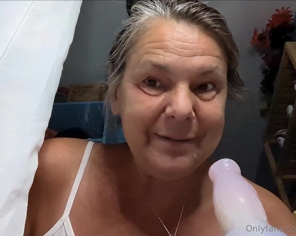 Carrie Moon aka Carriemoon OnlyFans - I found this hilarious hope you do too its the last vid at double speed auntie in quicktime