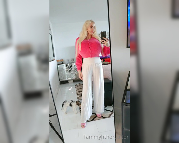 Tammyhtherealtor aka Tammylh OnlyFans - Went shopping today at En Vogue Boca! Tell me which one you like better and the white tops the fuzzy