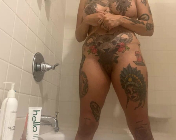 Gia Lov3ly aka lovelygia OnlyFans - Me lyk the up in coming in the shower this