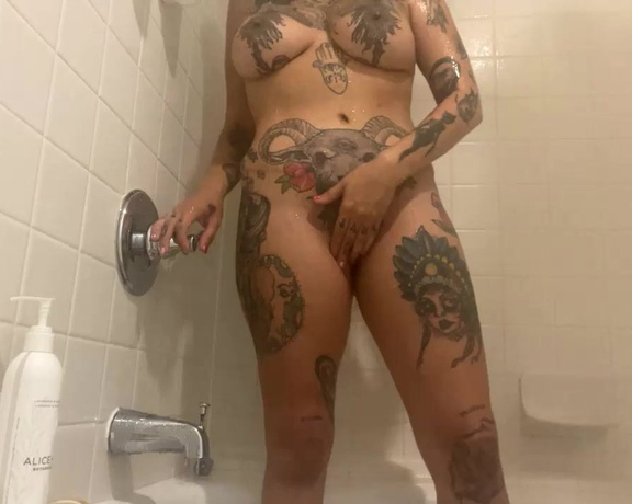 Gia Lov3ly aka lovelygia OnlyFans - Me lyk the up in coming in the shower this