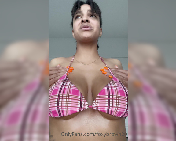 Foxybrown20 aka foxybrown20 OnlyFans - Oiling up my tits and massaging my upper body this working out stuff is tough when you get all sore