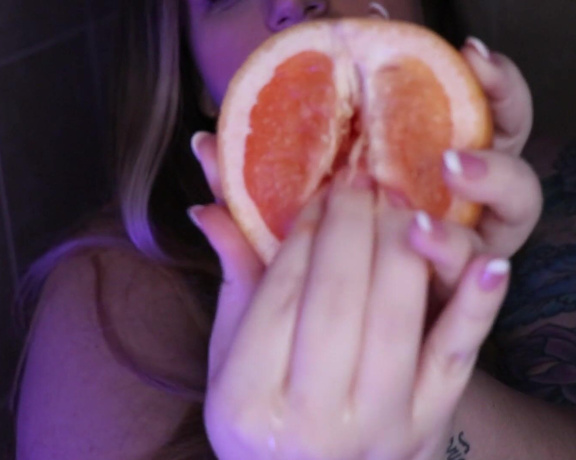 Housewifeswag aka housewifeswag OnlyFans - Sensual Fruit video [1457 runtime] I start off by fingering and playing with an assortment