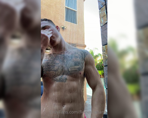 Flexwiththane - What’s hotter me showering or outside or Vegas weather I kinda wanna do a solo video out here tip be OZ (11.08.2020)