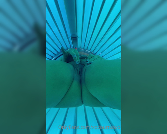 XoCourtneyXo aka xocourtxoxo OnlyFans - Just a little bit of touching in the tanning bed I wanted to show you what happens in here sometim