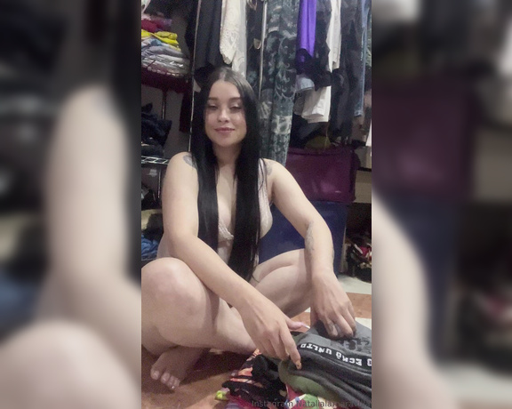 Kloe La Maravilla aka kloe_lamaravilla18 OnlyFans - Casual arreglando la ropa alguien quiere ayudarme