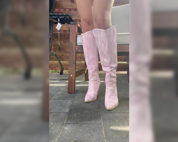 Kochanius aka kochanius OnlyFans - Legs for days and those boots are made for walking