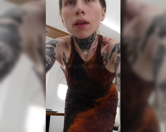 Lieblingsschlampe aka inkedsophiie OnlyFans - Wenn du eigentlich nur kurz deine Pussy zeigen willst, dann jemand reinkommt und du ganz schnell ver