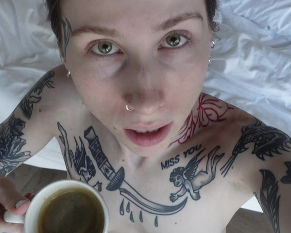 Lieblingsschlampe aka inkedsophiie OnlyFans - Kaffee und anale Orgasmen sind der beste Start fr den Tag