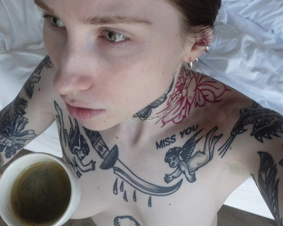 Lieblingsschlampe aka inkedsophiie OnlyFans - Kaffee und anale Orgasmen sind der beste Start fr den Tag