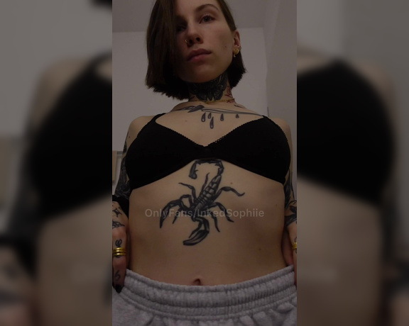 Lieblingsschlampe aka inkedsophiie OnlyFans - Auch in Jogginghose sexy