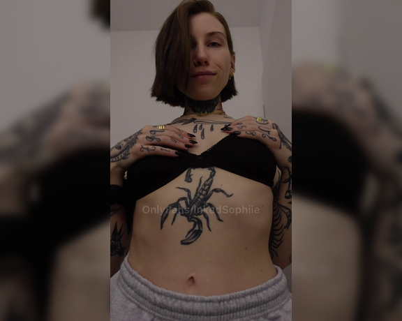 Lieblingsschlampe aka inkedsophiie OnlyFans - Auch in Jogginghose sexy