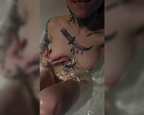 Lieblingsschlampe aka inkedsophiie OnlyFans - Urlaub heit Entspannungszeit und diese Mal habe ich mir dafr meine Badewanne ausgesucht  Leiste