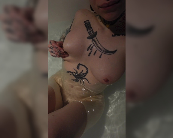 Lieblingsschlampe aka inkedsophiie OnlyFans - Urlaub heit Entspannungszeit und diese Mal habe ich mir dafr meine Badewanne ausgesucht  Leiste