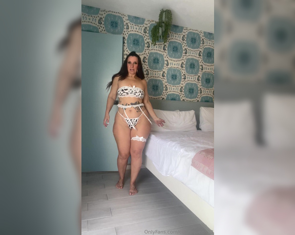 Curvy Queen aka curvyqueen33 OnlyFans - Do you love this Daddy