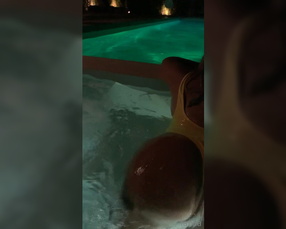 TaniaBombon aka taniabombon OnlyFans - WET AND SLOW Splashin in the hot tub, getting spanks from my bestie