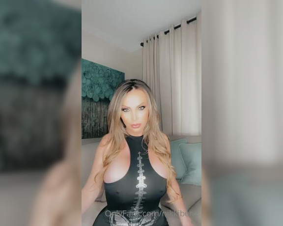 Nikkibenz - What do you want to see me dress up in for Halloween Support my E (17.10.2020)