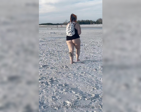 Harlot Quinn aka harlotquinn OnlyFans - Hehe beach baby walking