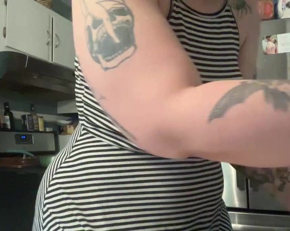 Harlot Quinn aka harlotquinn OnlyFans - Stream started at 05242023 0418 pm watch me cook a bacon egg n cheesy