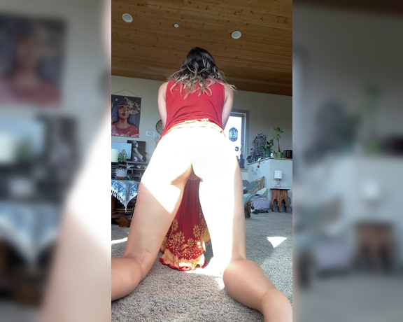 Steph in Space aka stephinspace OnlyFans - Yayyy it’s Departure Day, and a preemptive roll out on the yoga wheel sounded nice for my back befor