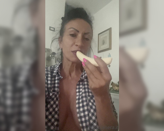 Nuvolanera aka nuvolanera OnlyFans - Con grande golosit assaporo la banana