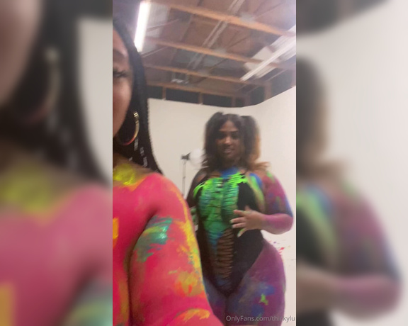 ThickyLU aka thickylu OnlyFans - BTS of our neon shoot 2