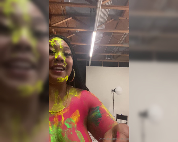 ThickyLU aka thickylu OnlyFans - BTS of our neon shoot 2