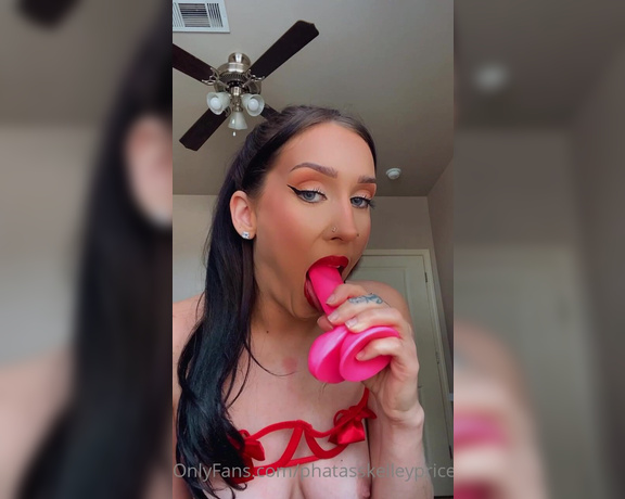 Kelley Price aka phatasskelleyprice OnlyFans - Any volunteers to use this toy on me 2