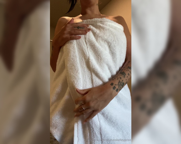 Kelley Price aka phatasskelleyprice OnlyFans - Those early morning showers hit different