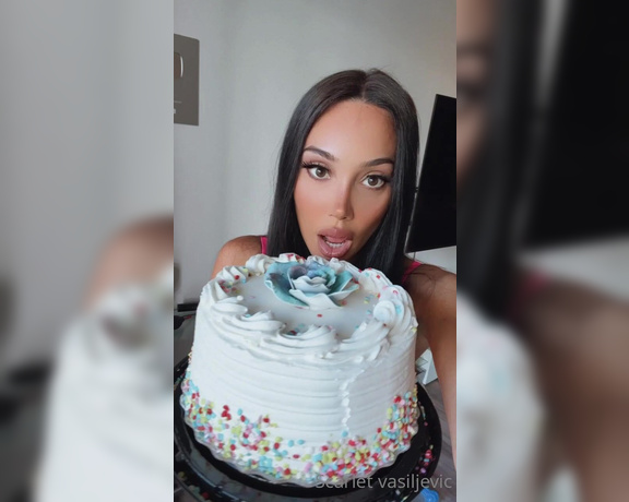 Scarlyvii aka scarlyvii OnlyFans - Mmmm wait till u see what I did with this cake and a guy in ur inbox now