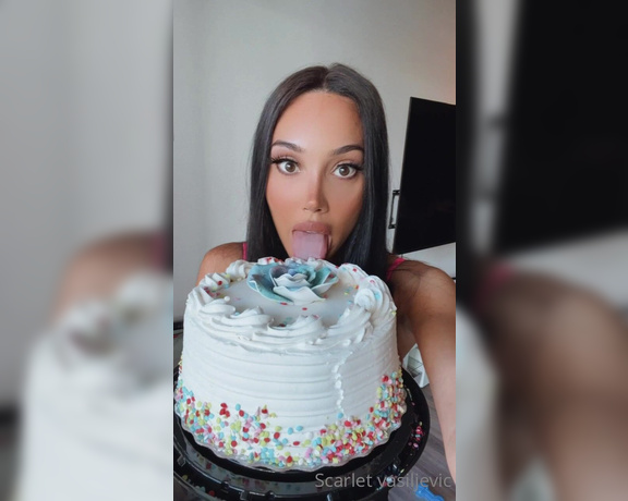 Scarlyvii aka scarlyvii OnlyFans - Mmmm wait till u see what I did with this cake and a guy in ur inbox now