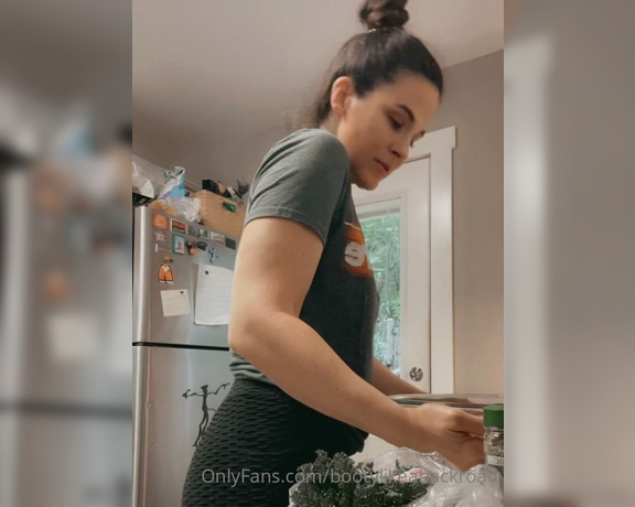 Gianna J aka giannajofficial OnlyFans - Thinking of you while I’m making dinner PS For real though my meatloaf is off the muthafuckin cha