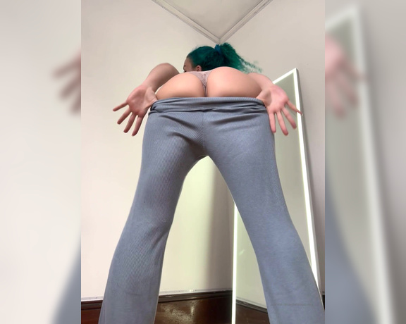 Savthebootyqueen aka savthebootyqueen OnlyFans - Happy saturday! highly requested twerking in pants and some pulling them down)
