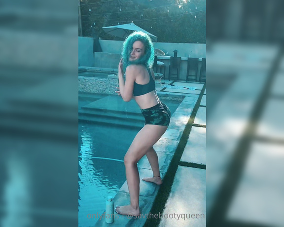 Savthebootyqueen aka savthebootyqueen OnlyFans - Dancing by the pool! hanging out with @lexypanterra at her house having fun, as her