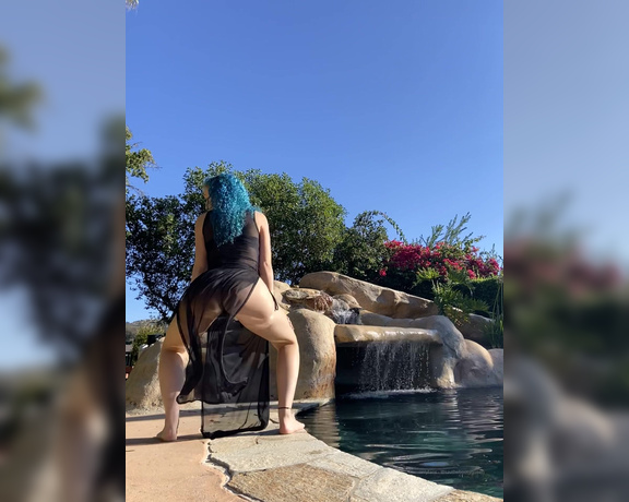 Savthebootyqueen aka savthebootyqueen OnlyFans - I’m moving in to this house dancing by the pool in the sun, living