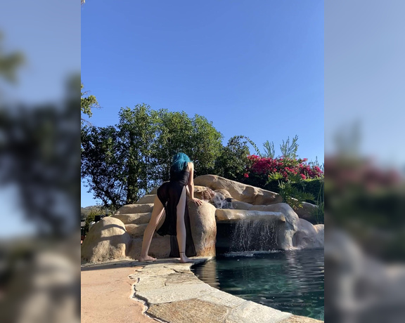 Savthebootyqueen aka savthebootyqueen OnlyFans - I’m moving in to this house dancing by the pool in the sun, living