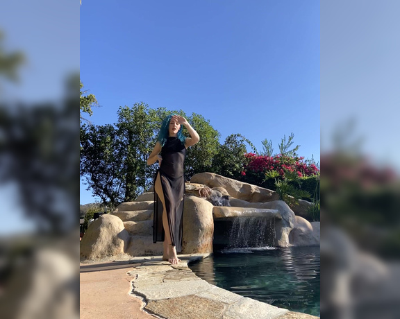 Savthebootyqueen aka savthebootyqueen OnlyFans - I’m moving in to this house dancing by the pool in the sun, living