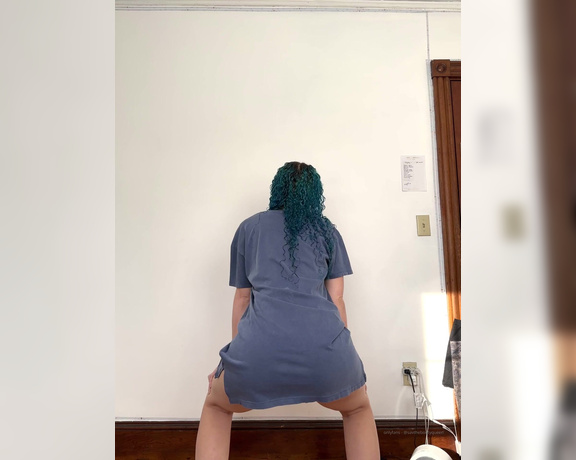 Savthebootyqueen aka savthebootyqueen OnlyFans - I love twerking in big shirts  when I’m lounging around the house I’m usually wearing