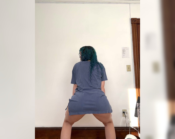 Savthebootyqueen aka savthebootyqueen OnlyFans - I love twerking in big shirts  when I’m lounging around the house I’m usually wearing