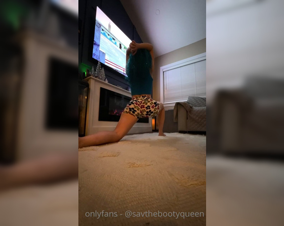 Savthebootyqueen aka savthebootyqueen OnlyFans - Sunday night stretching & Breaking Bad