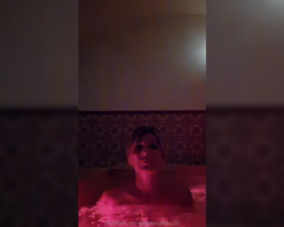 SweetyQueen123 aka sweetyqueen123 OnlyFans - Ieri porcellini ero dentro ad una spa nella vasca idromassaggio ad un certo punto