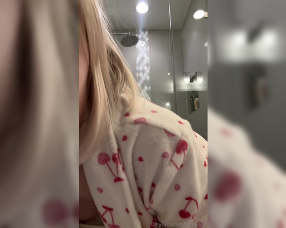 Layna boo vip aka layna.vip OnlyFans - NEW VIDEO SNEAKING AWAY FOR SOME FUN IN THE SHOWER ID#164 I’ve been staying