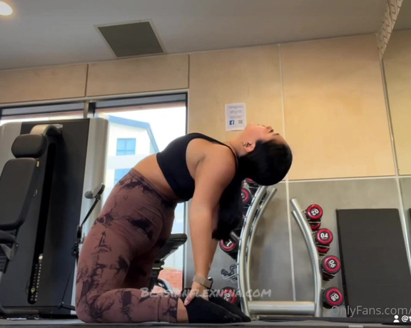 Onlyninalee aka onlyninalee OnlyFans - I did a deep stretch after working out and thought I would video it for you