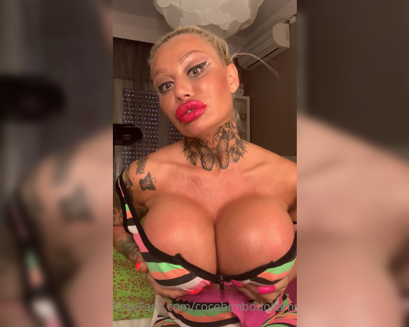 Coco Bimbodoll Amsterdam aka cocobimbodollamsterdam OnlyFans - Lips boobs tease