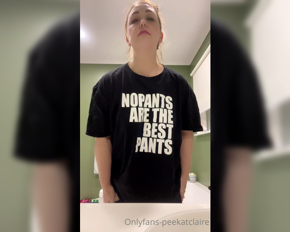 PeekatClaire aka peekatclaire OnlyFans - No pants are the best pants right! Rebillers check your DMs for a little extra clip