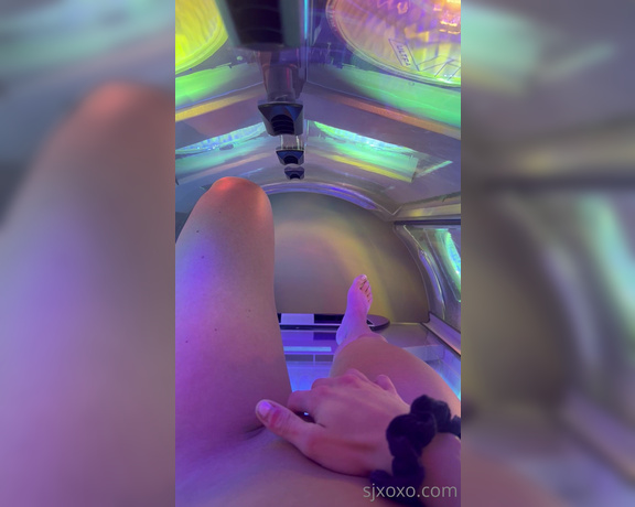 SJXoXo aka sjxoxo OnlyFans - Something about the tanning bed makes me soooo horny! Would you wanna see a full tanning