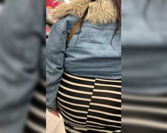 Thicksnoww aka thicksnoww OnlyFans - Naughty in Walmart hope nobody seen